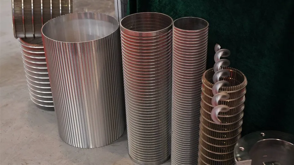 Element de filtru din plasă compozită cu placă perforată